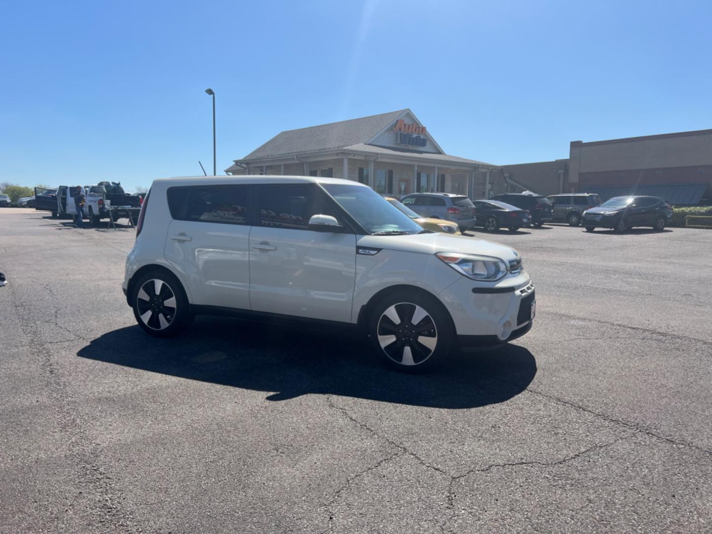 2015 WHITE Kia Soul ! (KNDJX3A59F7) with an 2.0L L4 DOHC 16V engine, 6-Speed Automatic transmission, located at 420 I-35E, Lancaster, TX, 75146, (469) 297-4144, 32.593929, -96.823685 - Photo#7